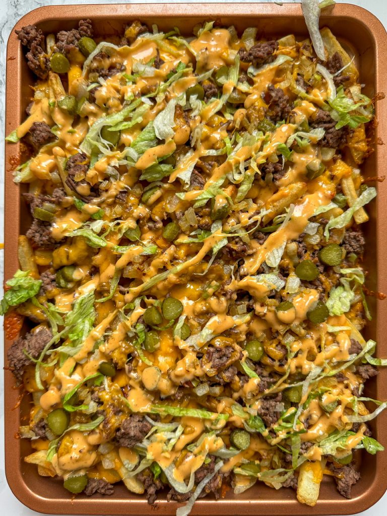 These loaded fries taste just like a big mac. They have seasoned ground beef, melted cheese, grilled onions, pickles, lettuce, and big mac sauce on top of baked french fries.