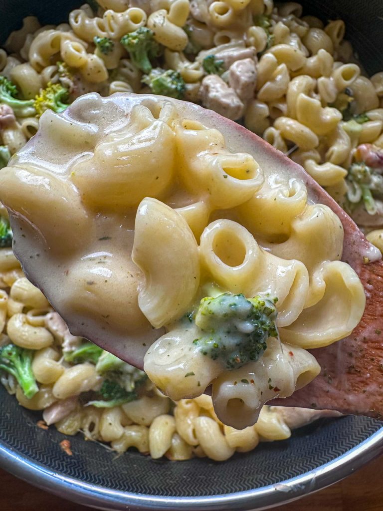 baked chicken alfredo pasta casserole with broccoli
